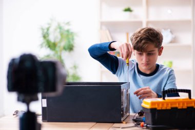 Çocuk bilgisayar tamircisi bloğu için video kaydediyor
