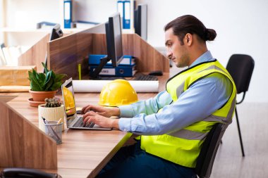 Ofiste çalışan genç erkek mimar.