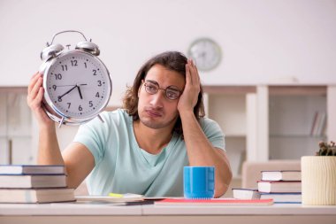 Evde sınava hazırlanan genç bir erkek öğrenci.