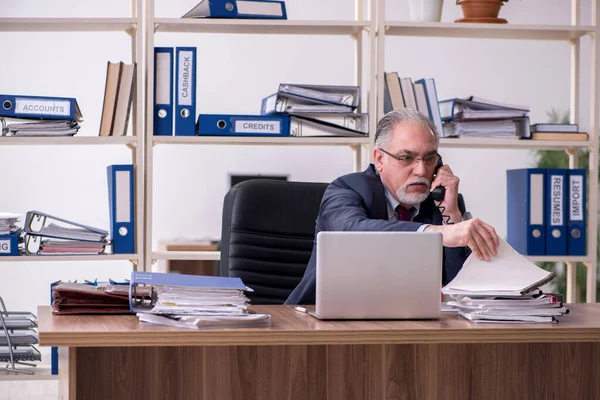 Viejo empleado masculino infeliz con el trabajo excesivo —  Fotos de Stock