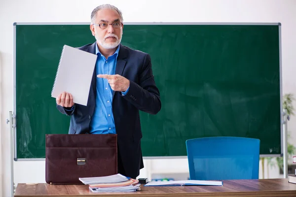 Viejo profesor en el aula —  Fotos de Stock