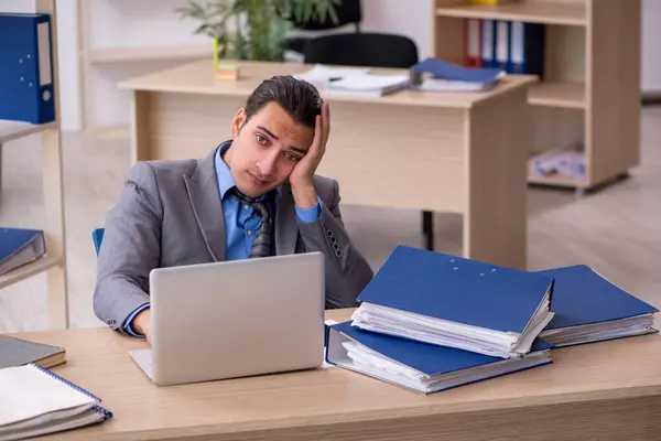 Jovem empresário empregado infeliz com excesso de trabalho no o — Fotografia de Stock