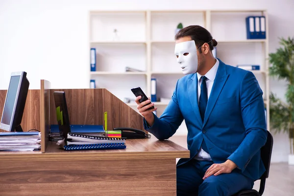 Jonge mannelijke werknemer draagt masker in het kantoor — Stockfoto