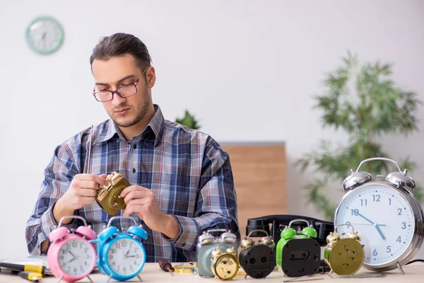 Jeune horloger travaillant dans l'atelier — Photo