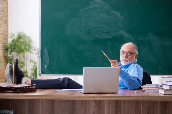 Viejo profesor en concepto de tele-educación — Foto de Stock