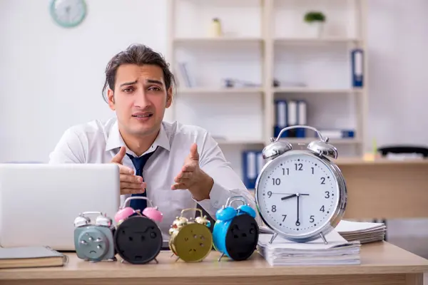 Jonge mannelijke werknemer bang voor ontbrekende deadline op de werkplek — Stockfoto