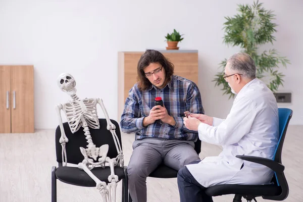 Paciente masculino joven que visita al psiquiatra experimentado médico —  Fotos de Stock