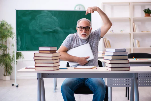 Old male student in tele-education concept — Stock Photo, Image
