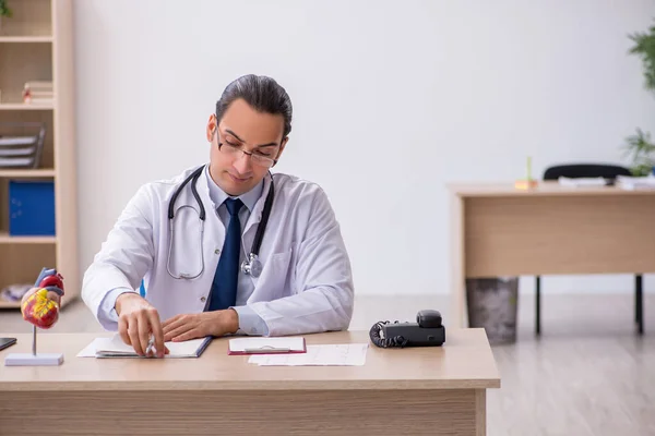 Young male doctor lecturer cardiologist working in the clinic — Stock Photo, Image