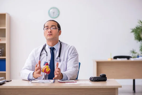 Giovane medico di sesso maschile docente cardiologo che lavora in clinica — Foto Stock