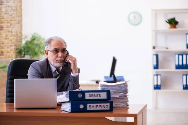 Homem velho empresário empregado que trabalha no escritório — Fotografia de Stock