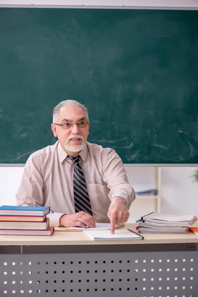 Velho professor na sala de aula — Fotografia de Stock