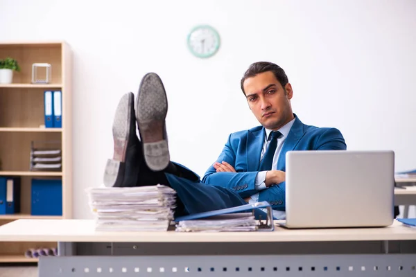 Joven empleado masculino descontento con el trabajo excesivo en la oficina —  Fotos de Stock