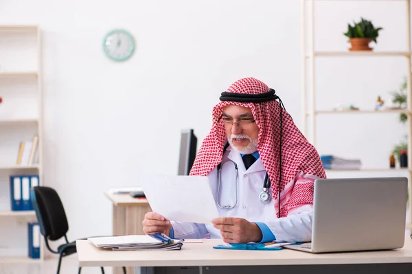 Régi férfi arab orvos kardiológus dolgozik a klinikán — Stock Fotó