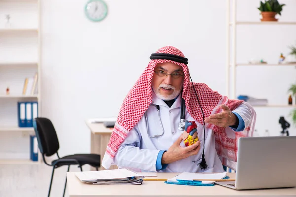 Stary arabski lekarz kardiolog pracujący w klinice — Zdjęcie stockowe