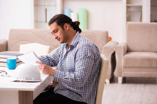 Молодой архитектор, работающий из дома во время пандемии