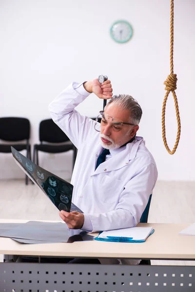 Velho médico cometendo suicídio no local de trabalho — Fotografia de Stock