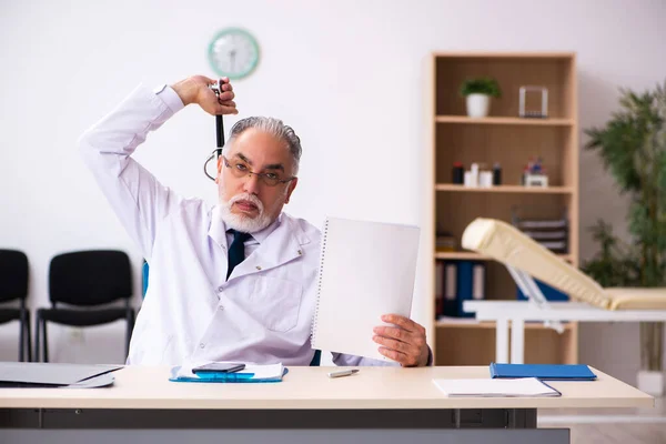 Viejo médico suicidándose en el lugar de trabajo —  Fotos de Stock