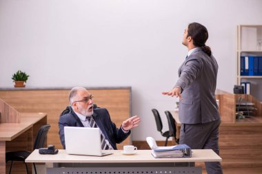 Eski patron ve genç erkek asistan ofiste.