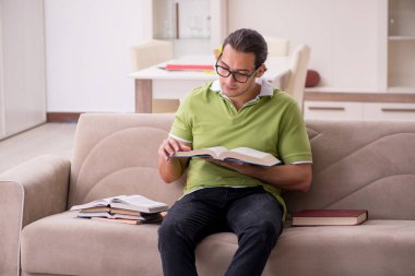 Evde sınava hazırlanan genç bir erkek öğrenci.