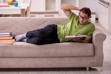 Evde sınava hazırlanan genç bir erkek öğrenci.