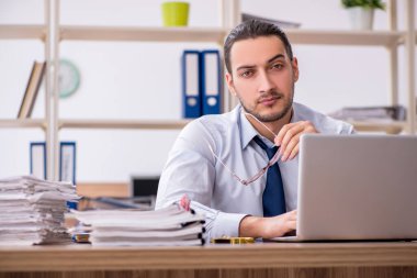 Genç bir erkek işçi aşırı işten memnun değil.