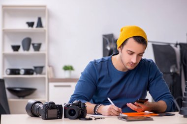 Stüdyoda çalışan genç bir fotoğrafçı.