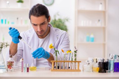 Parfüm sentezi konseptinde genç bir kimyager.