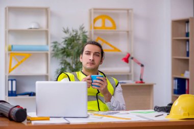 Ofiste çalışan genç erkek mimar.