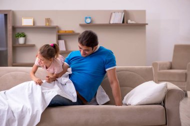 Genç adam kızıyla birlikte evde.