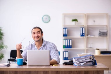 Ofiste çalışan genç bir muhasebeci.