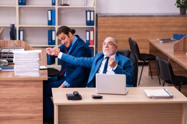 Yaşlı erkek patron ve onun genç erkek asistanı zorbalık kavramında