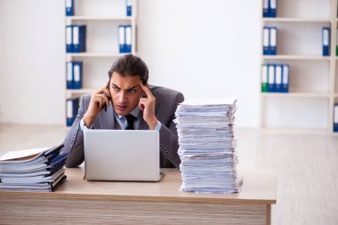 Genç bir erkek işçi aşırı işten memnun değil.