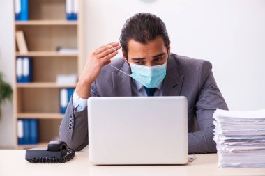 Salgın sırasında maske takan genç bir erkek.