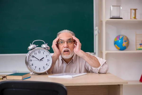 Starý učitel v konceptu managementu času — Stock fotografie
