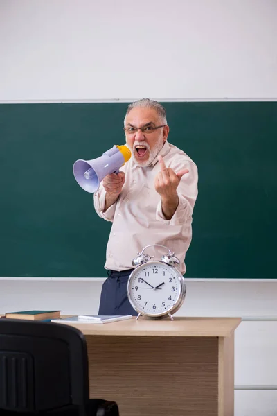 Viejo profesor en concepto de gestión del tiempo —  Fotos de Stock
