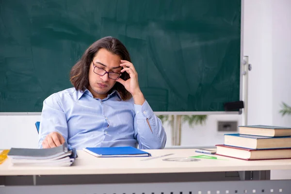 Ung manlig lärare framför green board — Stockfoto