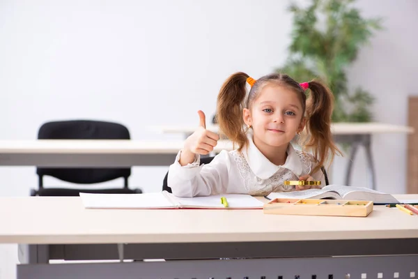 Menina pequena no conceito de desenvolvimento inicial — Fotografia de Stock