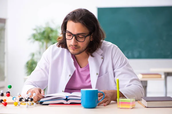 课堂上的年轻男性物理学家 — 图库照片