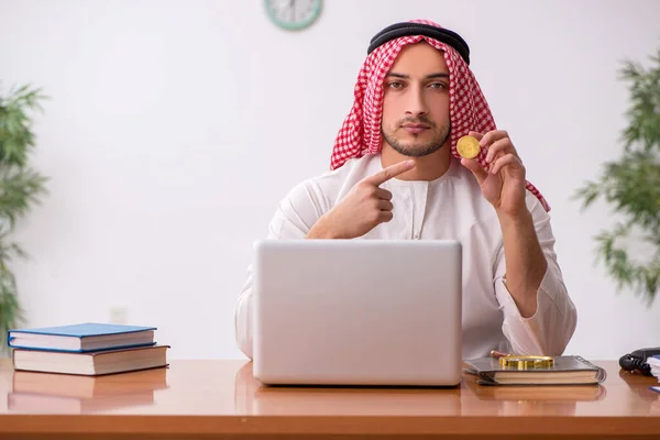 Young male arab employee working in the office — Stock Photo, Image