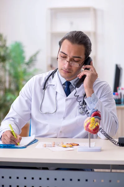 Ung manlig läkare kardiolog arbetar på kliniken — Stockfoto