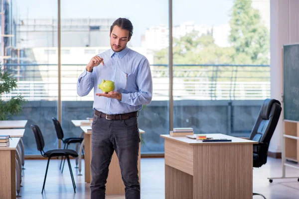 Sınıftaki genç erkek öğretmen.