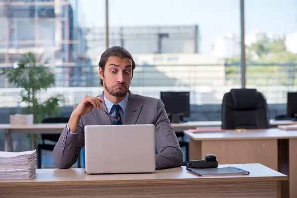 Junge männliche Angestellte im Büro — Stockfoto