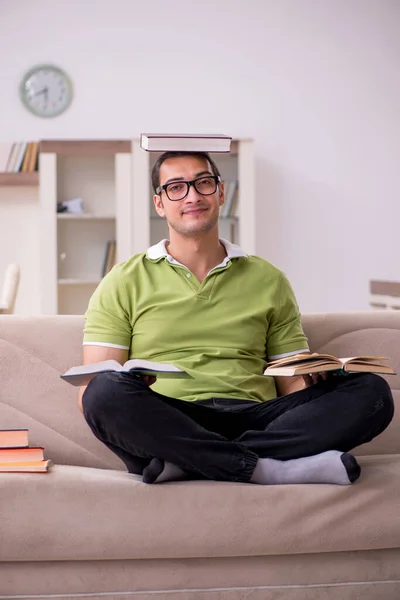 Giovane studente maschio preparazione per gli esami a casa — Foto Stock