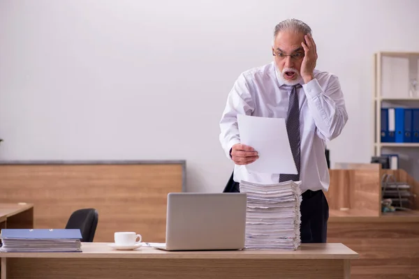 Viejo empleado leyendo papel en la oficina —  Fotos de Stock