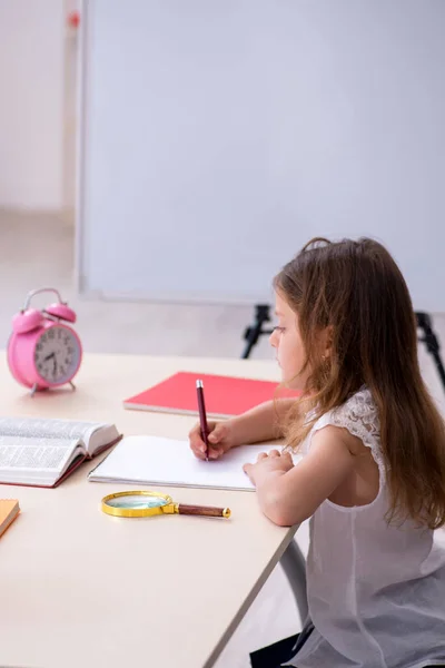 Small girl preparing for exams at home — Stock Photo, Image