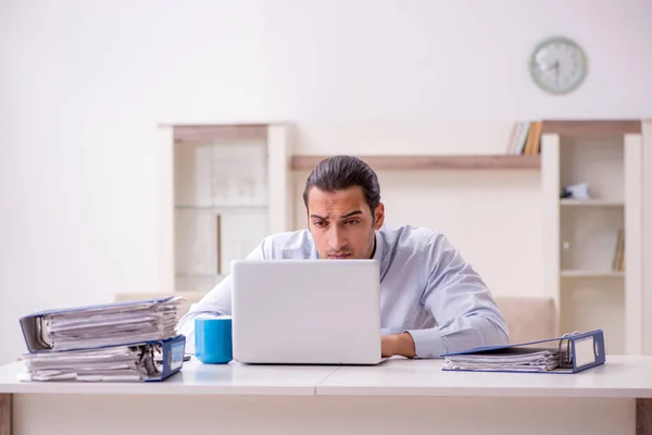 Ung manlig anställd som arbetar hemifrån i pandemikonceptet — Stockfoto