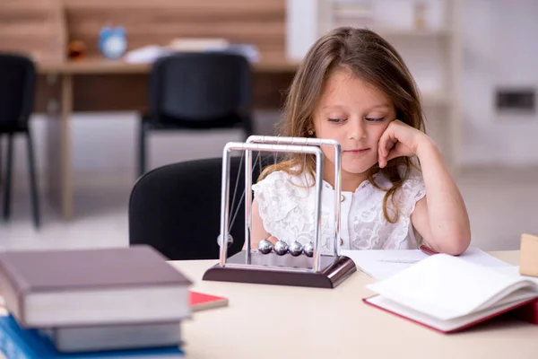 Liten flicka förbereder sig för tentor hemma — Stockfoto