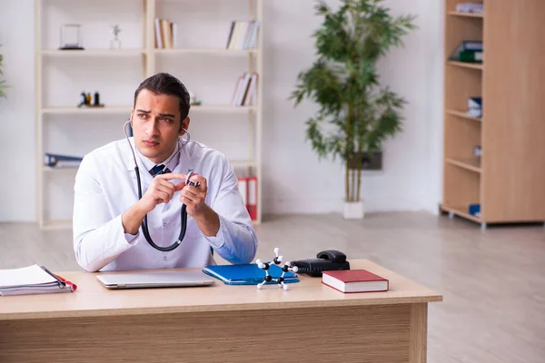 Jonge mannelijke arts met stethoscoop in de kliniek — Stockfoto