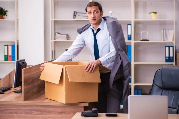 Jovem empregado masculino sendo demitido de seu trabalho — Fotografia de Stock